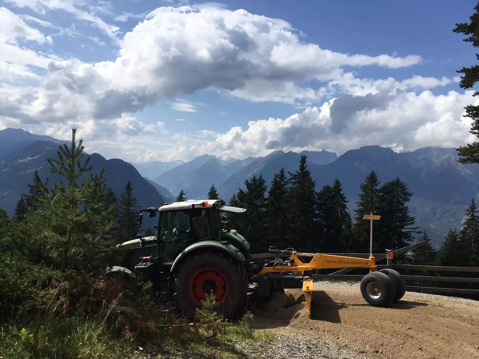 Wegsanierung, Wegpflege, Ausbesserung Schlaglöcher, instandsetzung nach Witterung und Unwetterschäden, Firma Meier Vorarlberg